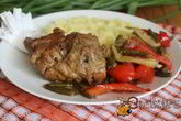 Свиная котлета на косточке с летними овощами