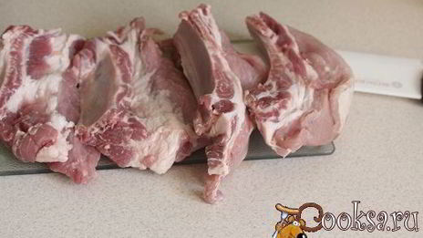 свиная котлета на косточке с летними овощами