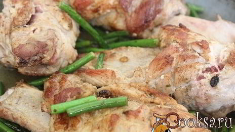 свиная котлета на косточке с летними овощами