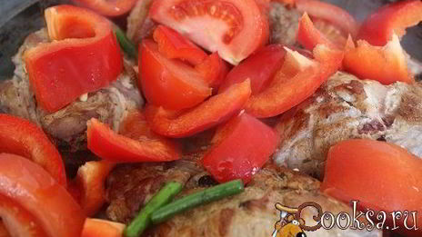 свиная котлета на косточке с летними овощами