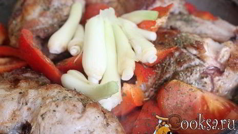 свиная котлета на косточке с летними овощами