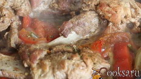 свиная котлета на косточке с летними овощами