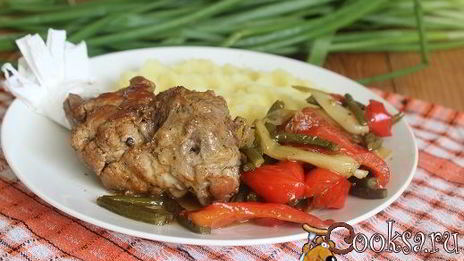 свиная котлета на косточке с летними овощами