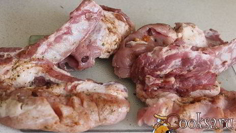 свиная котлета на косточке с летними овощами