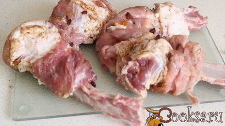 свиная котлета на косточке с летними овощами