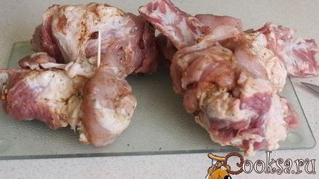 свиная котлета на косточке с летними овощами