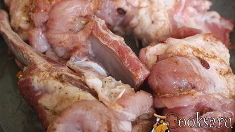 свиная котлета на косточке с летними овощами