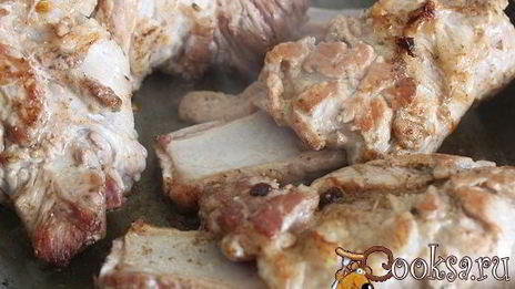 свиная котлета на косточке с летними овощами