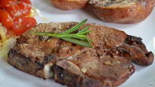 Свиные котлеты, маринованные с розмарином