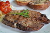 Свиные котлеты, маринованные с розмарином