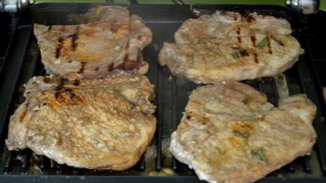 свиные котлеты, маринованные с розмарином