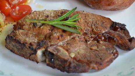 свиные котлеты, маринованные с розмарином
