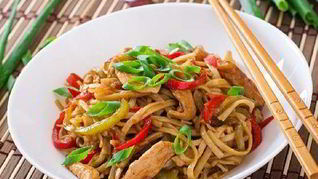 Лапша с курицей в азиатском соусе