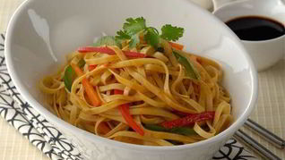 Лапша с овощами и зеленью