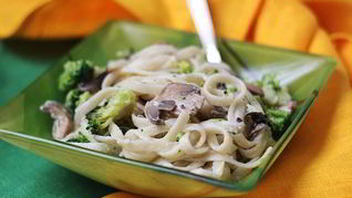 Лапша со сливочно-грибным соусом