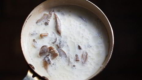 лапша со сливочно-грибным соусом