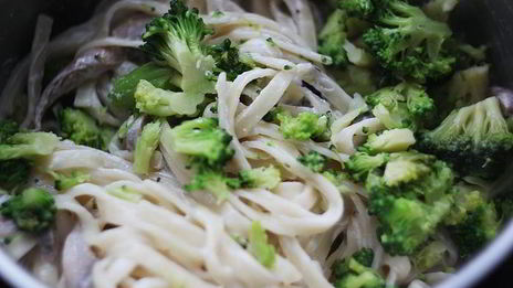 лапша со сливочно-грибным соусом