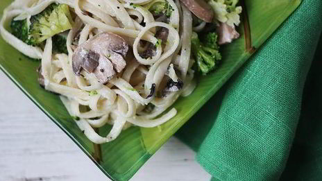 лапша со сливочно-грибным соусом