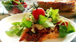 Лазанья из ржаных блинчиков с курицей, томатами и базиликом