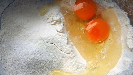 лазанья из ржаных блинчиков с курицей, томатами и базиликом