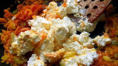 лазанья из ржаных блинчиков с курицей, томатами и базиликом