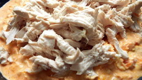 лазанья из ржаных блинчиков с курицей, томатами и базиликом