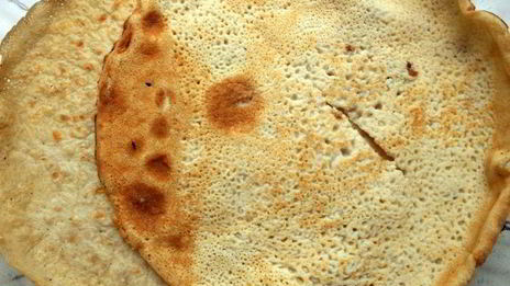 лазанья из ржаных блинчиков с курицей, томатами и базиликом