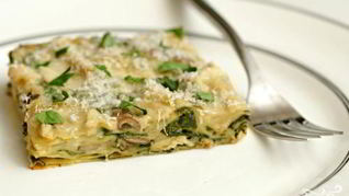 Лазанья с курицей, грибами и шпинатом