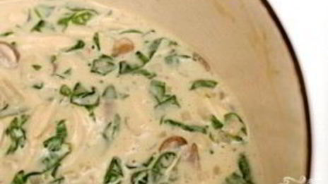 лазанья с курицей, грибами и шпинатом