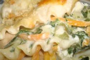 Лазанья со шпинатом, шампиньонами и белым соусом