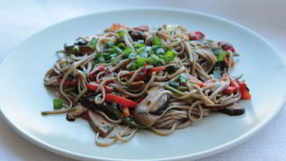 Летняя лапша соба stir-fry