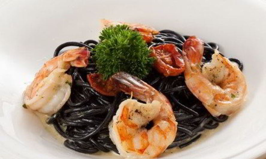 Рецепт черные спагетти с лососем и моцареллой