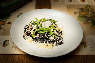 Черные спагетти с лососем