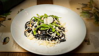 Черные спагетти с лососем
