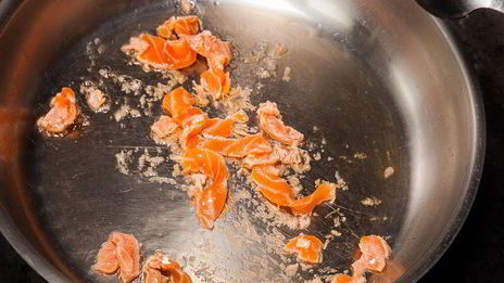 черные спагетти с лососем