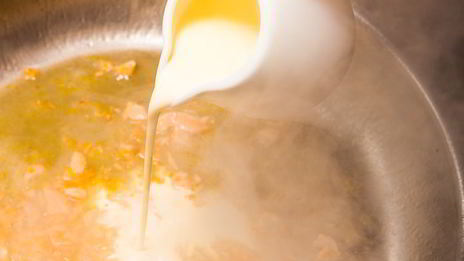 черные спагетти с лососем