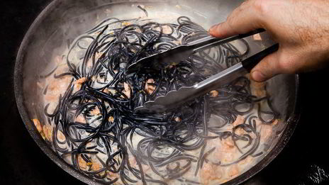 черные спагетти с лососем