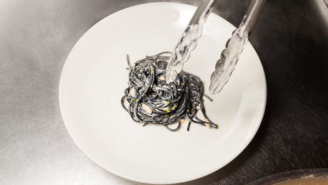 черные спагетти с лососем