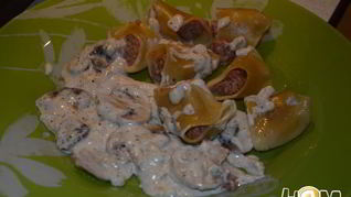 Каннеллони фаршированные в сливочном соусе