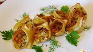 Конкильони, фаршированные овощами и сыром