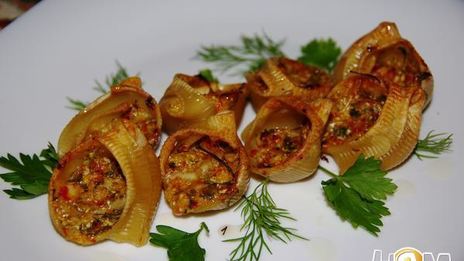 конкильони, фаршированные овощами и сыром