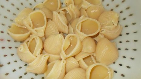 конкильони, фаршированные овощами и сыром