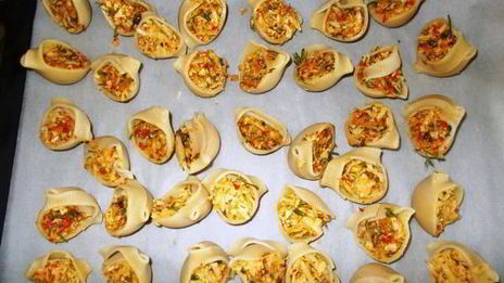 конкильони, фаршированные овощами и сыром