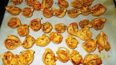 конкильони, фаршированные овощами и сыром
