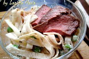 Лапша с зеленым горошком и запеченной говядиной