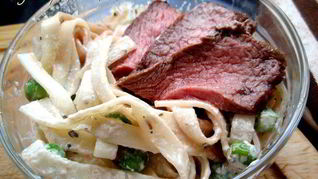 Лапша с зеленым горошком и запеченной говядиной