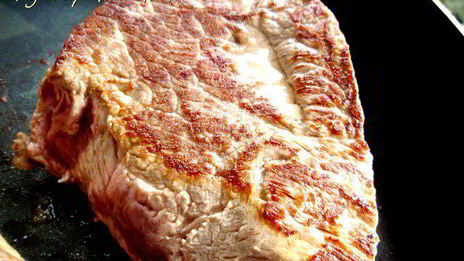 лапша с зеленым горошком и запеченной говядиной