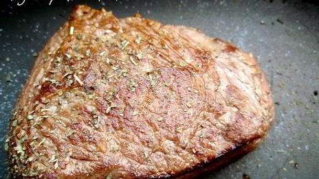 лапша с зеленым горошком и запеченной говядиной