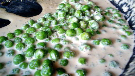 лапша с зеленым горошком и запеченной говядиной