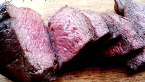 лапша с зеленым горошком и запеченной говядиной